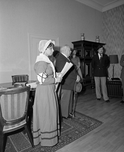 884899 Afbeelding van de ontvangst van de ereleden van het comité ter viering van 600 jaar Dom door burgemeester mevr. ...